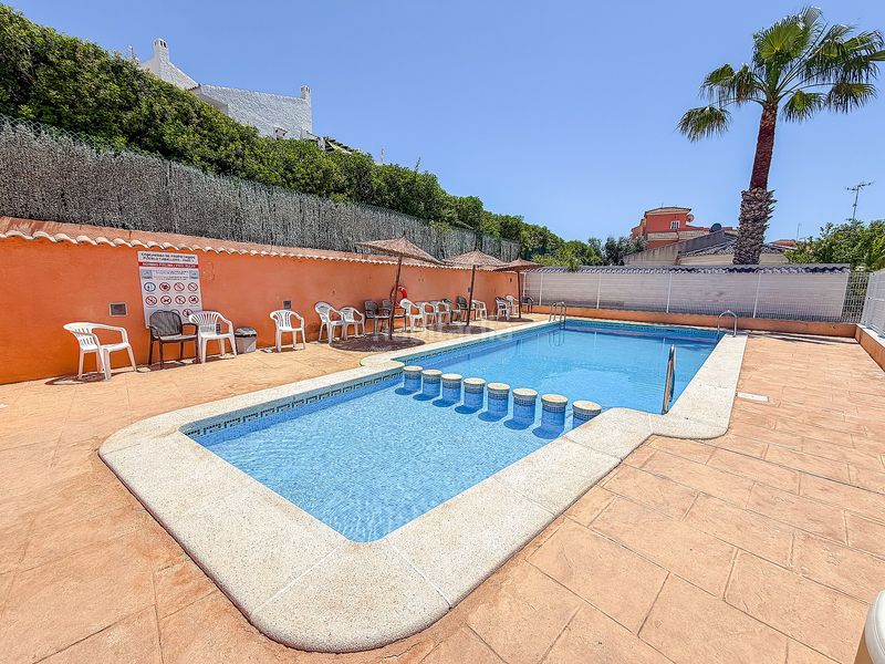 Foto ebd17508-5d61-4a25-9b84-c0065e8a2e54. Casa adossada amb piscina a Playa Flamenca Orihuela