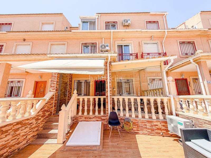 Foto f7ce5b3f-69fd-40ef-a5fa-6c7489e48138. Casa adossada amb piscina a Playa Flamenca Orihuela