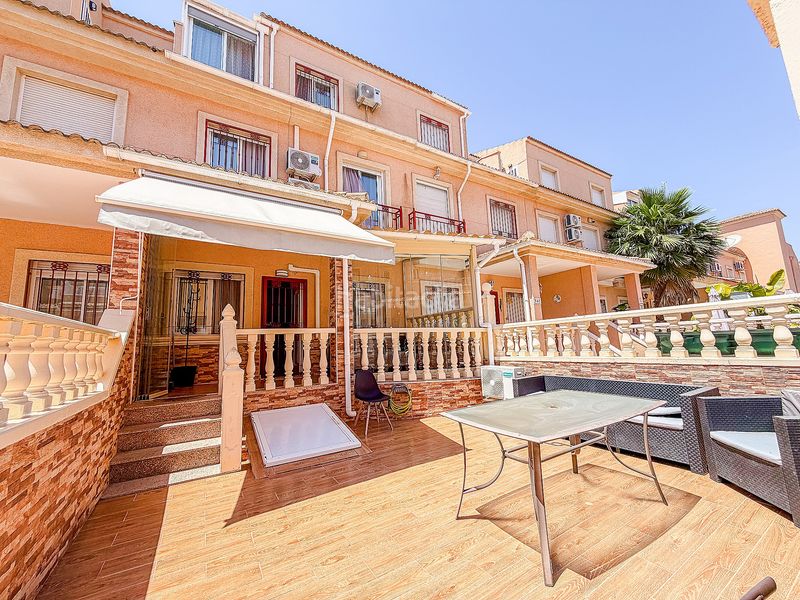 Foto fcd17684-0187-4047-ada1-46f743a322c2. Casa adossada amb piscina a Playa Flamenca Orihuela