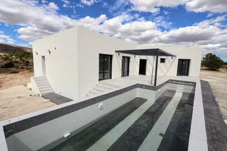 Xalet a El Castillo. Nueva construcción de 4 habitaciones y piscina 8m