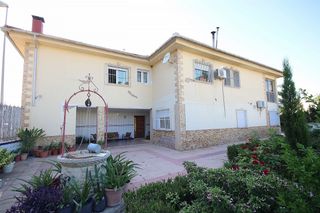 Xalet a Monòver. Gran casa independiente de 9 dormitorios en la ciudad, ideal par
