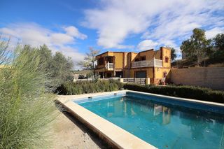 Xalet a Monòver. Villa en monovar con dos casas de huéspedes y piscina