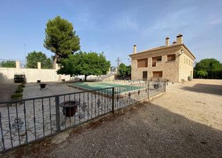 Xalet a Las Virtudes. Enorme villa de 5 dormitorios y 3 baños con establos