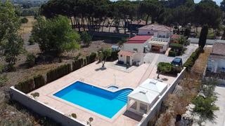 Xalet a Castalla. Preciosa casa de campo de 5 dormitorios y 3 baños (dividida en 2