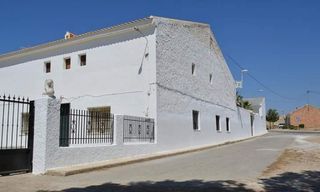 Duplex in Jumilla. Impresionante casa adosada en pequeño pueblo con gran bodega y p