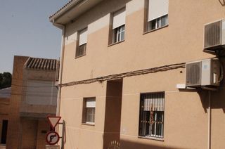 Dúplex a Pinoso. Casa adosada de 3 dormitorios y 3 baños en el corazón de pinoso
