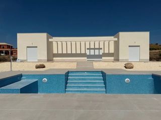 Chalet in Pinoso. Preciosa villa de nueva construcción de 3 dormitorios y 2 baños