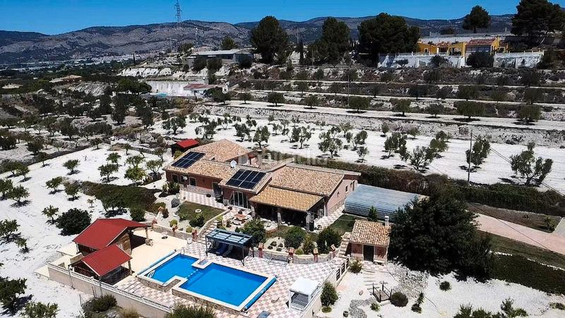 Foto 28aa3782-c12a-4f82-9d80-a2f4dd63741a. Xalet amb xemeneia calefacció aparcament piscina a Castalla