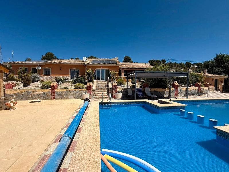 Foto 3ba92d40-fb36-4eb7-abee-562873a6db52. Xalet amb xemeneia calefacció aparcament piscina a Castalla