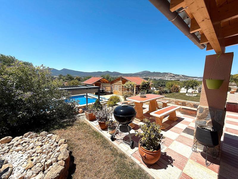 Foto 3c8fb972-1041-4ed8-8e6d-2964f0b752a2. Xalet amb xemeneia calefacció aparcament piscina a Castalla