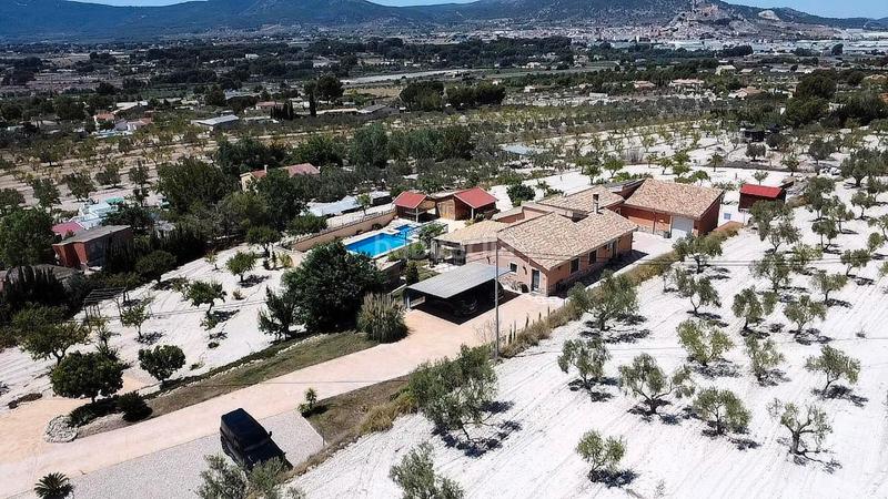 Foto a499e0c7-33d6-40c1-9889-3cc6f2d6f8ba. Xalet amb xemeneia calefacció aparcament piscina a Castalla