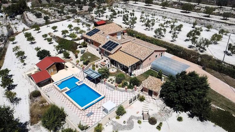 Foto a793b4a0-1a4e-4954-9e0e-a7ac4ec131cd. Xalet amb xemeneia calefacció aparcament piscina a Castalla