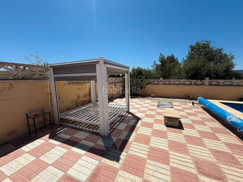 Foto f488b972-a122-4ebd-8d64-01845a34777e. Xalet amb xemeneia calefacció aparcament piscina a Castalla