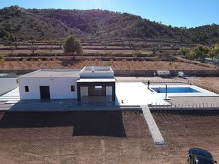 Chalet in Hondón de las Nieves. Preciosa villa de obra nueva con 3 dormitorios y 3 baños en maci