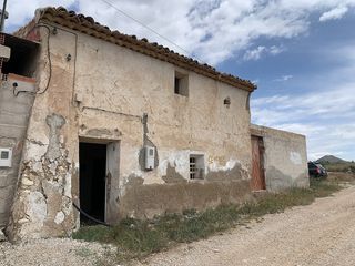 Bauernhof in Abanilla. Casa para reformar con 3 dormitorios y espacio para piscina.