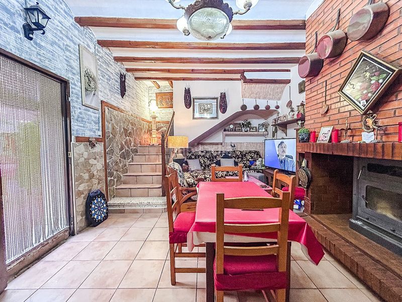 Foto fe63d732-06fa-4412-93e7-522321b18c7f. Casa aparellada a Sax