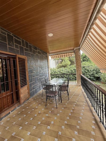 Foto a9dcc7d9-ae7e-4750-a50f-9bbff83ec37d. Chalet in Centro Elda