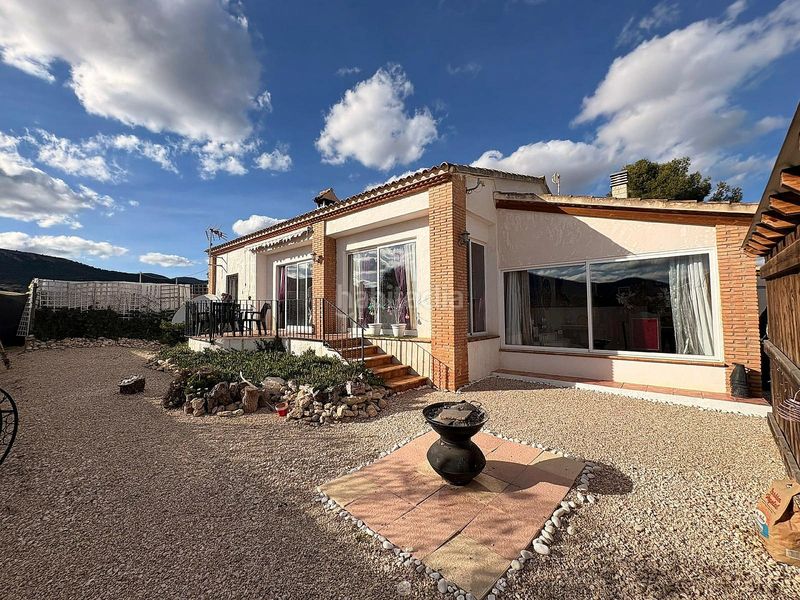 Foto f5a22d5b-b6c0-4191-bba7-414ad083a27e. Chalet en Castalla