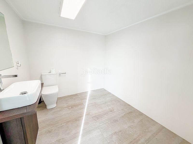 Foto 5e77e76c-dbd8-4dcc-b9a6-b58ea2a0f27e. Local comercial nave completamente reformada y moderna en Villena