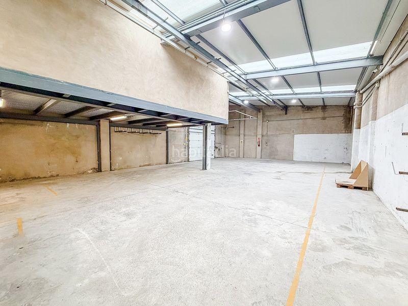 Foto 9fde7f90-a774-46ac-bcb0-adca1b3f2efa. Local comercial nave completamente reformada y moderna en Villena