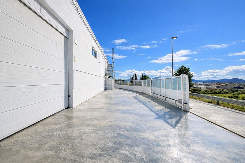 Foto a7dec38c-bbc6-497d-8b97-97f238fe66dc. Local comercial nave completamente reformada y moderna en Villena