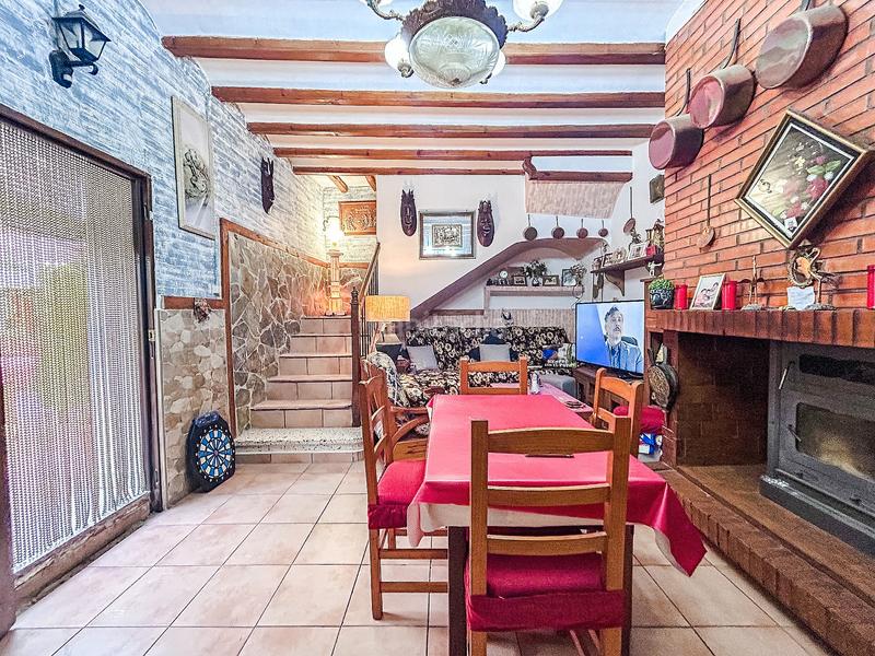 Foto 9cc208cf-8b20-44f8-bef4-30cde4cd2aca. Casa a schiera con camino parcheggio in Sax