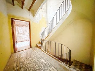 Dúplex a Yecla. Casa de pueblo con 3 plantas para reformar en yecla