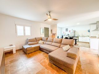 Dúplex a Plaza de Toros-Avenida Chapí-Trinquete. Casa de pueblo completamente reformada con patio interior en eld
