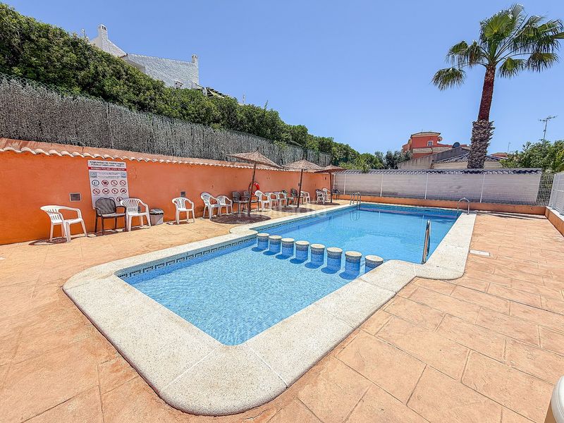 Foto 770f1281-81a8-4c33-a840-b174ef911ced. Casa aparellada a Playa Flamenca Orihuela