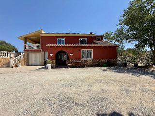 Masia a Las Cruces. Finca rural reformada con piscina, casa de huéspedes y huerto pr