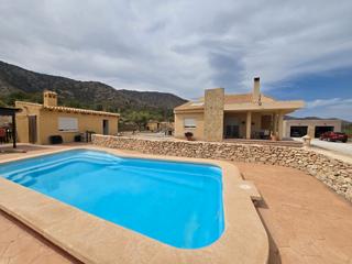 Chalet en Salinas. Villa con cocina exterior en salinas