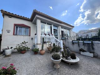 Chalet in Castalla. Hermosa villa adosada