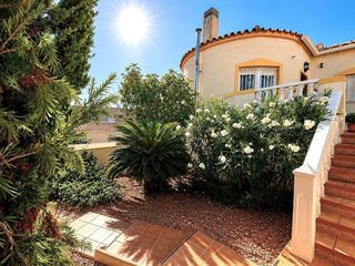 Xalet a Castalla. Hermosa villa de 3 habitaciones con piscina privada.