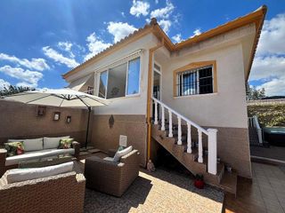 Chalet in Castalla. Villa de 2 dormitorios magníficamente presentada con impresionan