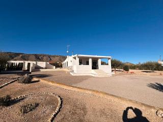 Chalet in Caudete. Impresionante casa de campo de 3 dormitorios con piscina en caud