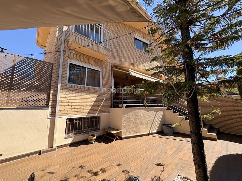 Foto a2d8702e-179e-4b1f-9845-f3a5ec20fe1a. Casa aparellada a Petrer