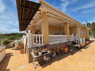 Xalet a Sax. Villa con piscina y garaje en sax