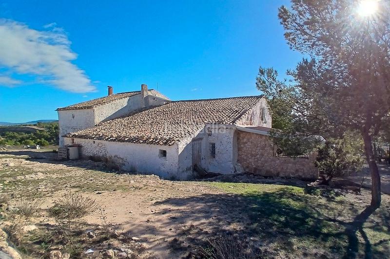 Foto 0b788e38-4190-415b-944a-ecf0f09f0a77. Masía bonita casa de campo de 6 dormitorios y 1 baño fuera de la red con piscina y gran parcela en Caudete