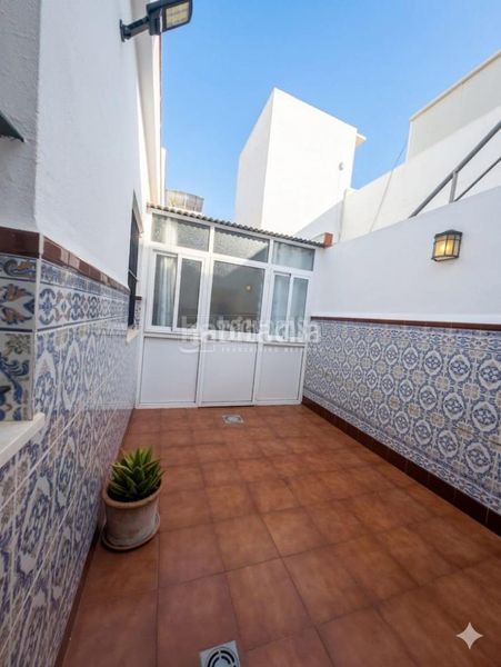 Foto 86e6d0e0-474a-472d-a9e9-63ac0cd55783. Casa aparellada amb aparcament a Arcos de la Frontera