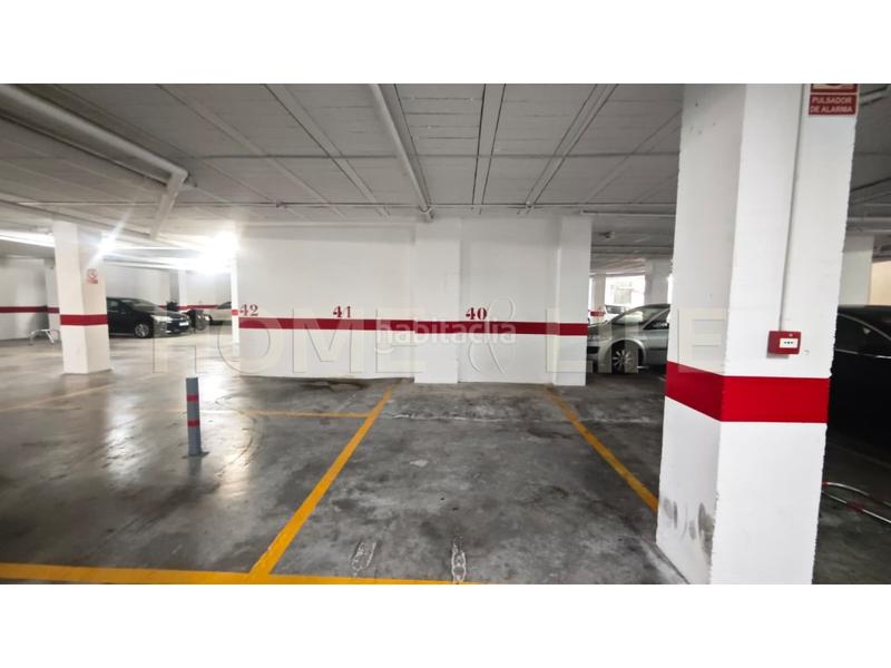 Foto ca9dac26-1162-456c-8e44-c40a31fcae14. Aparcament cotxe a Puerto Marina Benalmádena