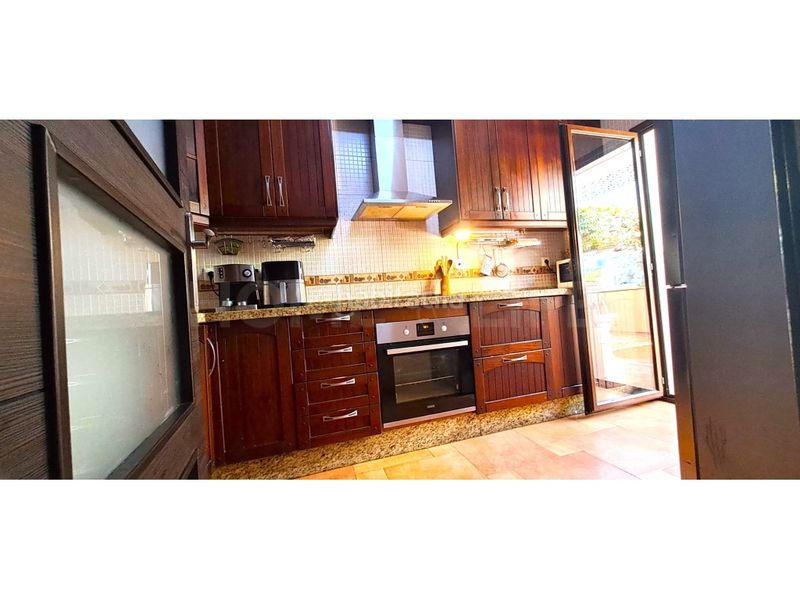 Foto 2bff9131-cfd6-4cb6-99b1-48cd7a63540e. Casa adossada amb aparcament a Centro Benalmádena