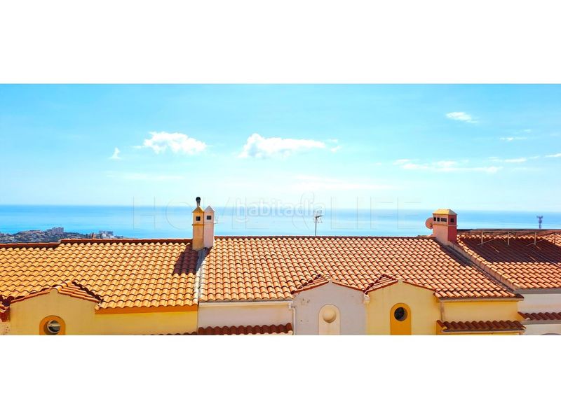 Foto f97aa5fa-cdbe-48d8-b5cd-78193885ca16. Casa adossada amb aparcament a Centro Benalmádena