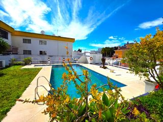 Apartament a El Pinillo. Apartamento con garaje y piscina a pocos minutos de la carihuela