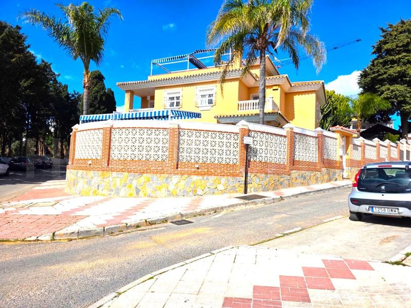 Foto 602054e2-d54b-4d22-bcdb-42a6edec860b. Apartament amb aparcament piscina a El Pinillo Torremolinos
