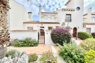 Lloguer Casa adossada a Lomas de Cabo Roig - Los Dolses. Alquiler disponible a partir de yacasa adosada ubicada en una ur