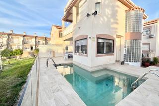 Rent Chalet in Aguas Nuevas. Disponible a partir de ahora...esta casa independiente se encuen