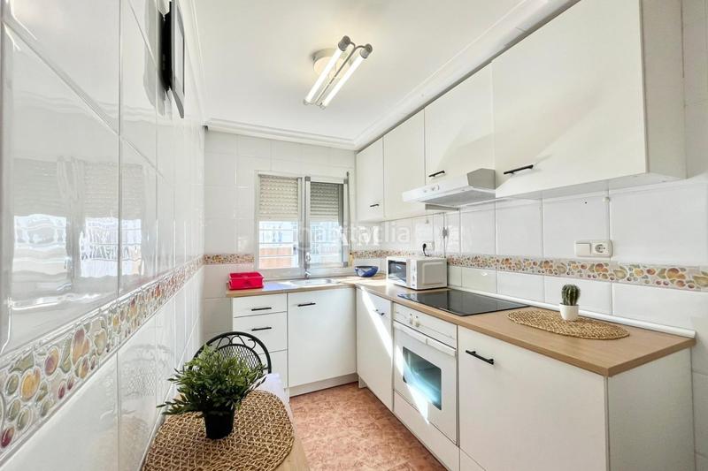 Foto 4b363dc9-a8d2-4e93-8cc9-88e1e29cffdd. Alquiler casa disponible desde ya...encantadora casa de una planta con amplio jardín para disfrutar del soleado clima español, ubicada en una zo en Santa Pola