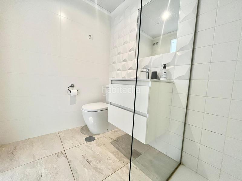 Foto efb413f3-ebca-4fd7-8ac0-0c60c3a8dc80. Alquiler apartamento alquiler disponible yamoderna residencia en urbanizacioacuten privada con zonas verdes, tres piscinas, parque infantil y pista de en Torrevieja