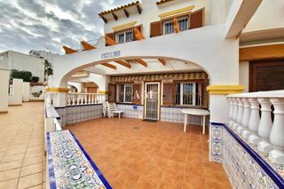 Location Maison jumelée à Cabo Cervera. Se alquila desde yanbsppara todo el añose alquila un bungalow en