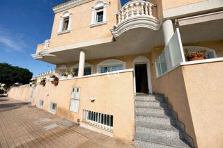 Miete Reihenhaus in Almoradí. Disponible a partir del 1 de octubre...esta espaciosa casa se al